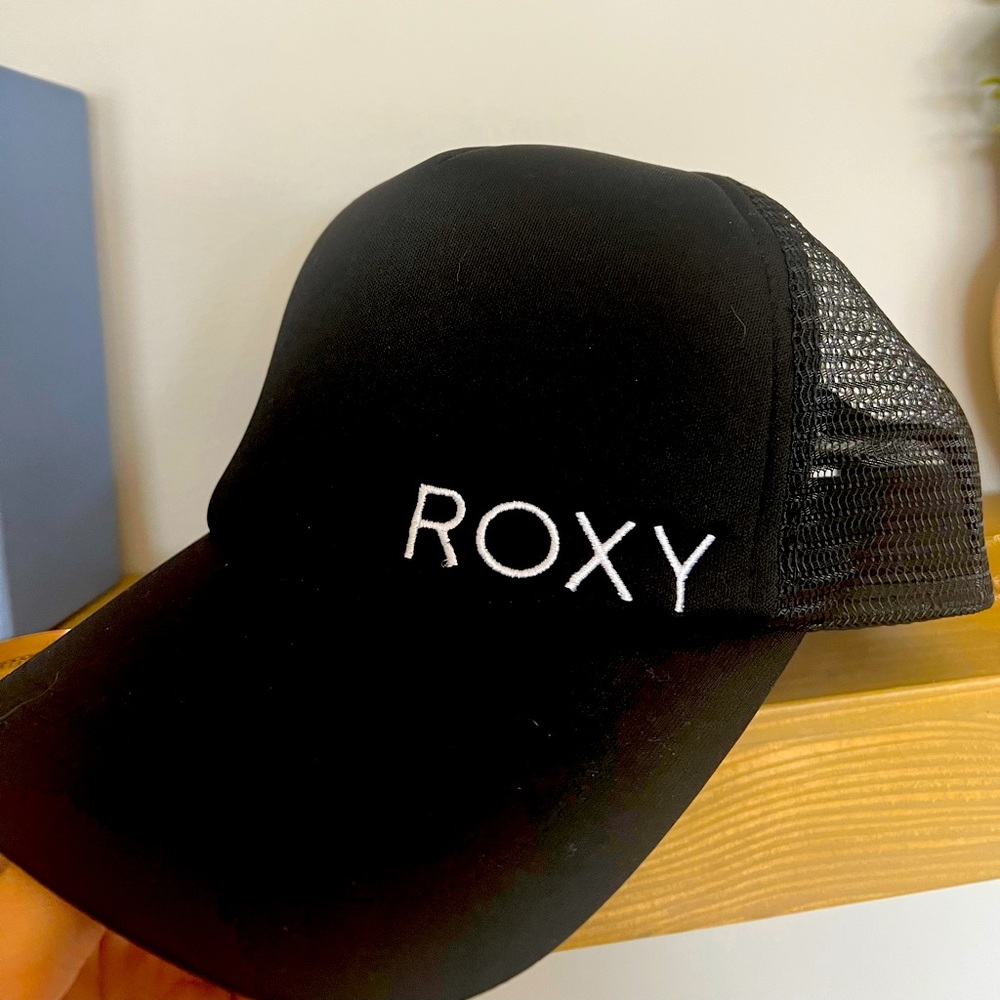 Roxy black hat. Gently used have only worn once.
